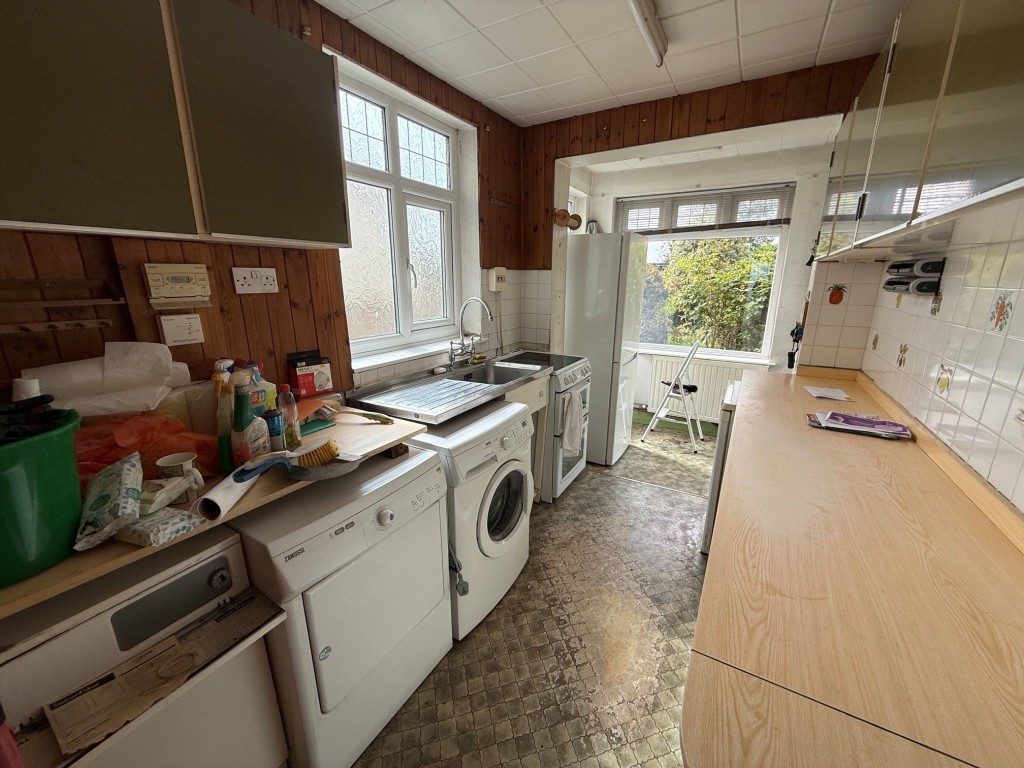 Lot: 90 - SEMI-DETACHED HOUSE FOR IMPROVEMENT - Kitchen and utility area